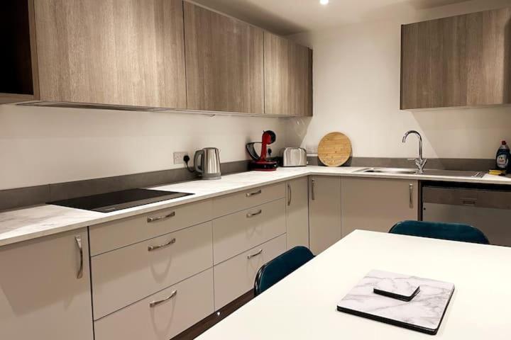 Lovely 3 Bedroom Apartment With Private Garden In Edinburgh City Centre Екстер'єр фото